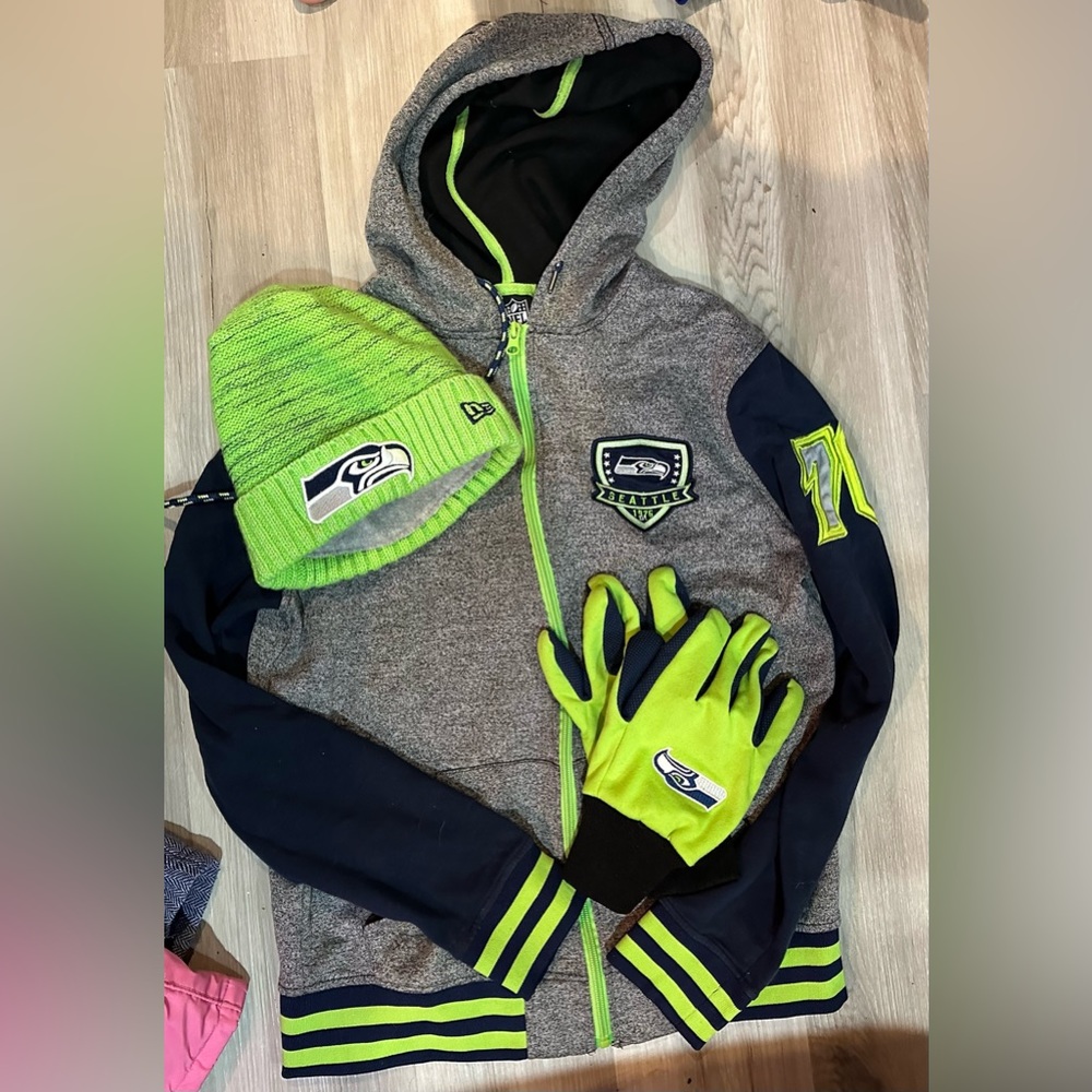 Seahawks bundle! Men’s small zip up, gloves, hat!